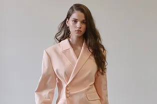 Смелый крой и пастельные оттенки в коллекции Aleksandre Akhalkatsishvili