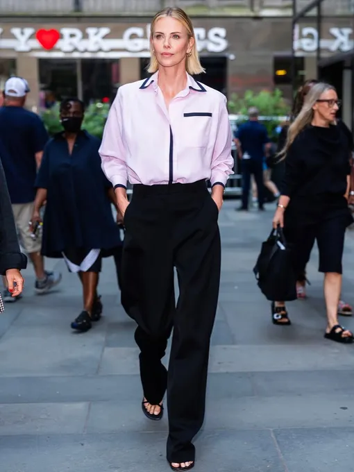 Шарлиз Терон в рубашке Dior и босоножках Bottega Veneta