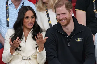 Как носить светлые жакеты весной: модный урок от Меган Маркл