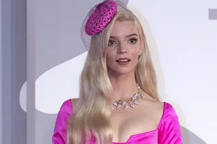 Словно Барби из 1960-х: Аня Тейлор-Джой в очень розовом платье Dior и ретро-шляпке на премьере картины «Прошлой ночью в Сохо»