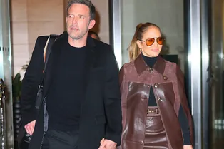 Джей Ло нашла самый «осенний» костюм — из замши и кожи в винном оттенке