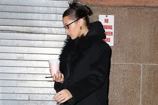 Очки «учительницы», горячий чай и уютное пальто: Белла Хадид отказалась от привычного образа секс-бомбы