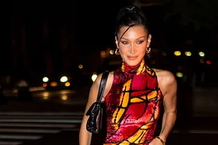 Белла Хадид отметила день рождения в «скромном», но очень ярком платье