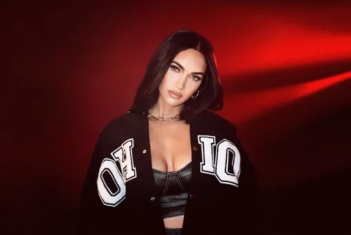 Меган Фокс в куртке из своей коллаборации с Boohoo Меган Фокс в куртке из своей коллаборации с Boohoo