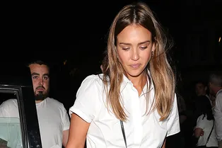 Платье-рубашка и удобные сандалии: удачный повседневный образ от Джессики Альбы