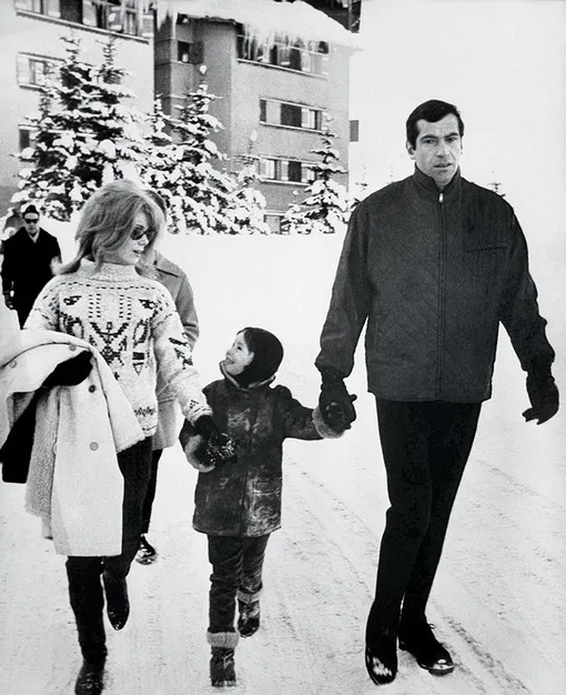 Катрин Денев и Роже Вадим с дочерью Натали, 1963 год Катрин Денев и Роже Вадим с дочерью Натали, 1963 год