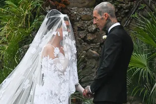 Невеста и весь клан Кардашьян-Дженнер — в Dolce&Gabbana. Как прошла третья свадьба Кортни Кардашьян и Трэвиса Баркера в Портофино