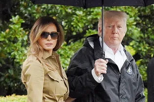Мелания Трамп даже в проливной дождь носит «змеиные» лодочки Manolo Blahnik