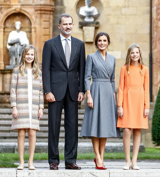 Король и королева Испании с дочерьми