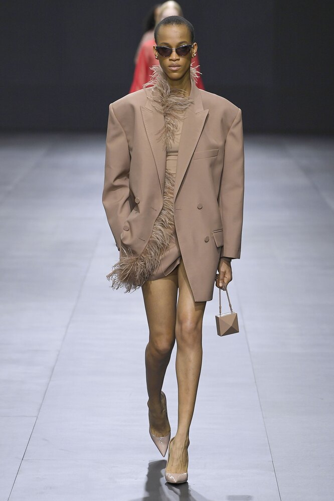 Valentino, весна-лето 2023, бежевый блейзер прямого кроя или оверсайз будет актуален в 2023 году Valentino, весна-лето 2023, бежевый блейзер прямого кроя или оверсайз будет актуален в 2023 году