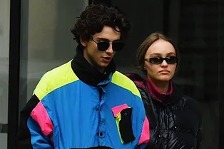 Лили-Роуз Депп в джинсах Levi's и черном пуховике гуляет с Тимоти Шаламе по Парижу