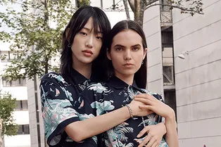 Безразмерные джинсы в стиле 90-х и поло с гавайским принтом: 21 комплект уличной одежды в неклассической коллекции Lacoste