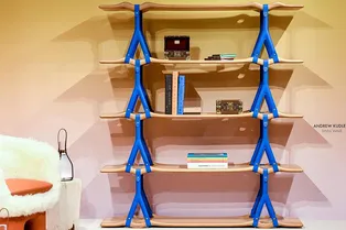 Книжная полка с кожаными ремешками в лимитированной коллекции Louis Vuitton Objets Nomades