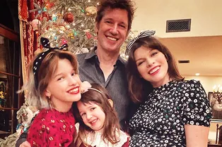 Видео дня: дочери Миллы Йовович исполняют песню про Антошку Видео дня: дочери Миллы Йовович исполняют песню про Антошку