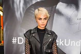 Подружка байкера: Кара Делевинь в хулиганском образе в Нью-Йорке