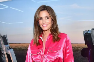 Синди Кроуфорд нашла практичный способ, как носить вещи цвета фуксии