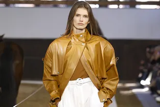 Как носить самые модные брюки осени-26? 5 идей с показа Stella McCartney Как носить самые модные брюки осени-26? 5 идей с показа Stella McCartney