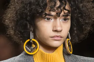 Люблю и горжусь этим: украшения с огромными логотипами