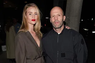 Роузи Хантингтон-Уайтли заправила брюки в босоножки — этот прием стоит взять на заметку