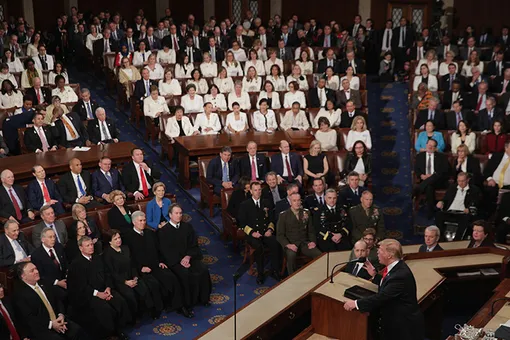 Женщины-депутаты в белой одежде во время выступления Дональда Трампа в Вашингтоне, 2019 год