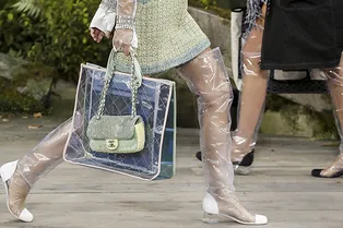 Иконические двухцветные сапоги Chanel — теперь в новой версии из прозрачной клеенки
