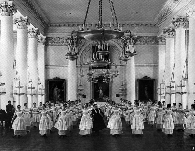 Воспитанницы Смольного института благородных девиц на уроке танцев (1889)