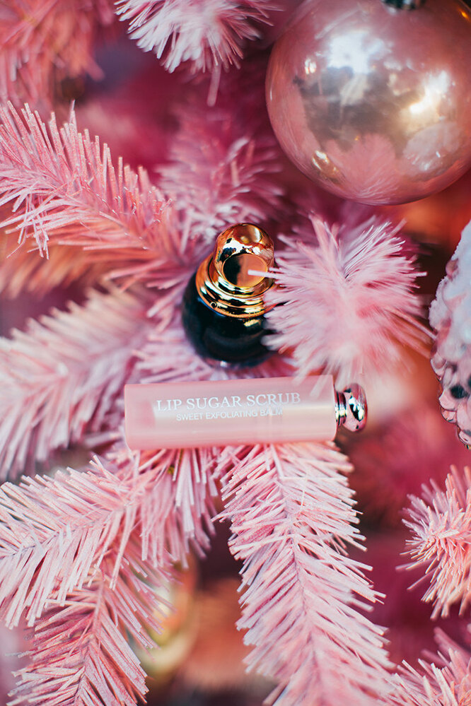 Лак для ногтей из рождественской коллекции и скраб для губ, Dior