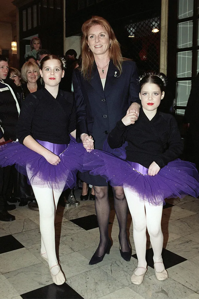 Герцогиня Йоркская с принцессой Беатрис и принцессой Евгенией в Лондоне, 1999 год