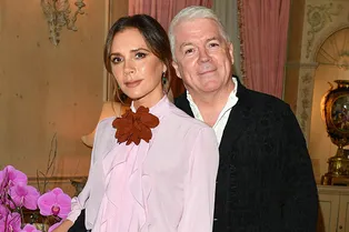 Туфли гипнотического аквамаринового оттенка и розовая блузка: Виктория Бекхэм в Торонто