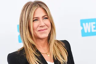 49-летняя Дженнифер Энистон показала подтянутую фигуру в купальнике