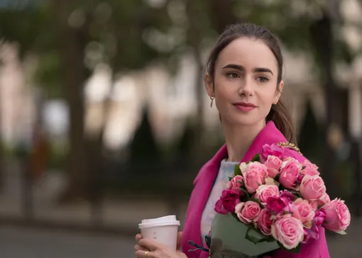 Лили Коллинз в сериале «Эмили в Париже» Лили Коллинз в сериале «Эмили в Париже»
