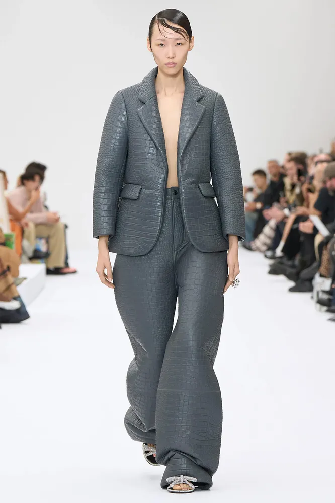 Acne Studios весна-лето 2025 Acne Studios весна-лето 2025