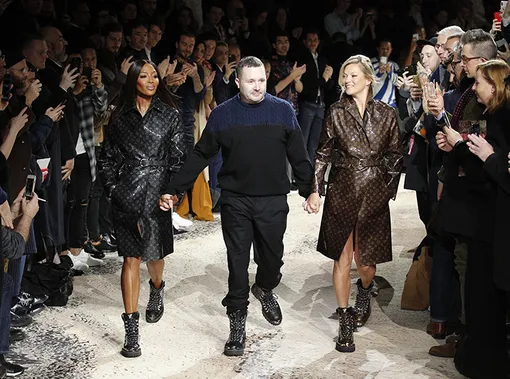 Ким Джонс на своем прощальном показе для Louis Vuitton