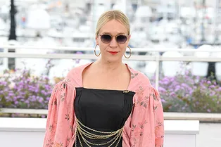 «Лунные» колготки и цепи: Хлоя Севиньи в Marine Serre на фотоколле в Каннах