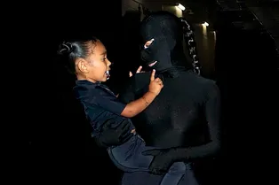 Костюм ниндзя: Ким Кардашьян появилась на концерте Канье Уэста с головы до ног в Balenciaga. Буквально