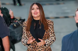 В духе 70-х: Сальма Хайек в леопардовом костюме с брюками клеш в солнечном Голливуде