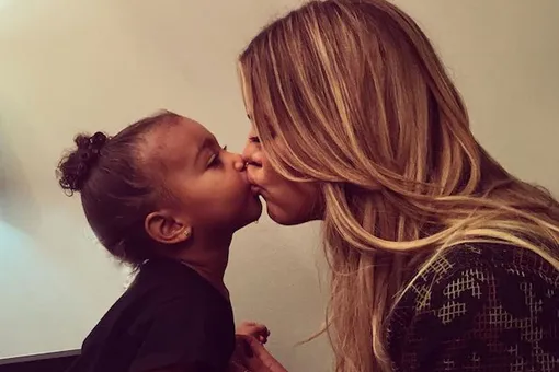 3-летняя дочь Ким Кардашьян попробовала себя в качестве визажиста 3-летняя дочь Ким Кардашьян попробовала себя в качестве визажиста