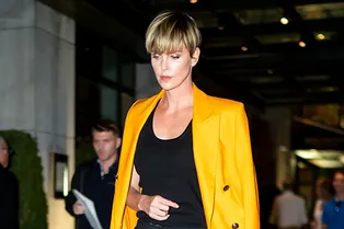 Шарлиз Терон вышла в свет с новой стрижкой. Забудьте про каре, о котором мечтали