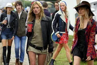 15 образов для плохой погоды: вспоминаем лучшие наряды звезд на фестивале в Гластонбери