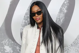 Белоснежный костюм и кроссовки: Наоми Кэмпбелл на показе мужской коллекции Dior