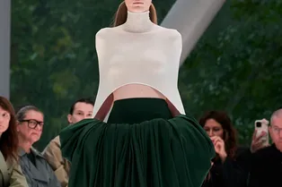 Тренд на объем и культ худобы: почему мода снова говорит разными голосами