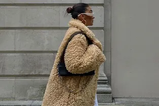 Как выглядят самые модные плюшевые пальто этой зимы