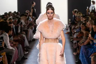 В пух и мех: все оттенки пастели на кутюрном показе Fendi