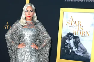 Леди Гага в образе Снежной королевы в искрящемся платье Givenchy