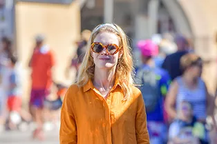 Оранжевый — хит сезона: Наталья Водянова в платье-рубашке на прогулке в Сен-Тропе