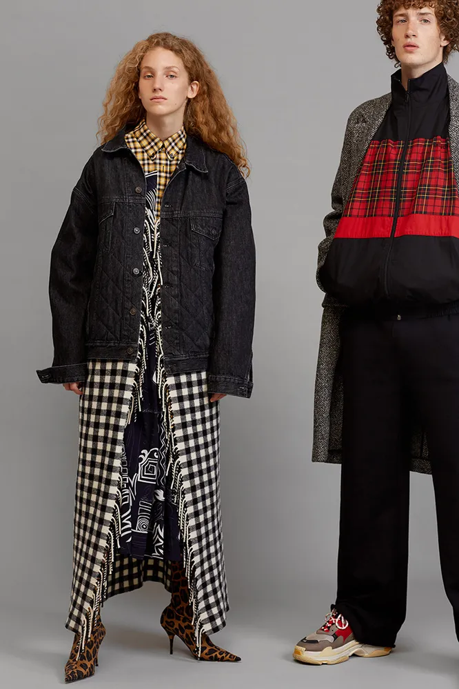 На ней: платье, куртка, сапоги - BalenciagaНа нем: ветровка, брюки, кроссовки Balenciaga, пальто Isabel Marant