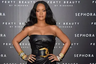 Рианна и ее версия маленького черного платья — очень короткая и сексуальная