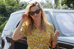 На маникюр при параде: Риз Уизерспун в желтом платье с цветочным принтом