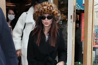 Все ещё не нашли головной убор на зиму? Носите меховые панамы, как у Эмили Ратаковски