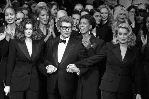 Летиция Каста, Ив Сен-Лоран и Катрин Денев во время последнего показа Yves Saint Laurent Haute Couture весна-лето 2002, 22 января 2002